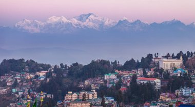 Kanchendzhonga şehir Darjeeling, sabahın erken saatlerinde güneş doğana dek mahalleden Sikkim devlet içinde bir dağ ridge görünümünü.