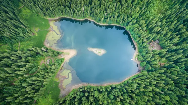 Vista Aérea Corazón Parte Ucraniana Las Montañas Los Cárpatos Lago — Foto de Stock