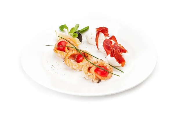 餐厅的菜样 在干酪球上切下的风干肉片和鱼片的油炸环都是由柠檬段提供的 在白色背景上被隔离 — 图库照片