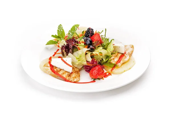 レストランでの料理サンプル レタスの葉 鶏ササミ イチゴとフランス産チーズとブルーベリー ミントの葉 白の背景には孤立しています — ストック写真