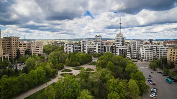 建物の歴史的な複合体でハリコフのウクライナ都市の中心部の曇りの日に空中写真という構成主義のスタイルの建築記念碑である Gosprom — ストック写真