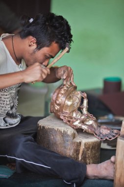 İş yerinde geleneksel Budist bronz heykeller oluşturulması master. Tara'nın Dekoratif unsurları damgalama vardır. Nepal, Katmandu, 7 Mart 2017.