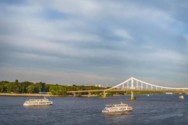 Due Navi Motore Osservanti Galleggiano Lungo Fiume Dnieper Tempo Ventoso — Foto Stock