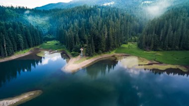 Kalp Karpatlar dağlar - göl Synevyr Ukrayna bölümünün havadan görünümü.