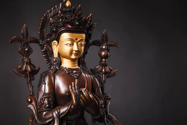 Gelecek - dharmachakra mudra poz şekilde Buda Maytereya'nın Buda. Karanlık bir arka plan üzerinde metalden yapılmış heykel kahverengi renk.