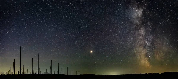 Vysoké Příspěvky Oblasti Pozadí Hvězdné Oblohy Mléčné Dráhy Jasnou Hvězdou — Stock fotografie