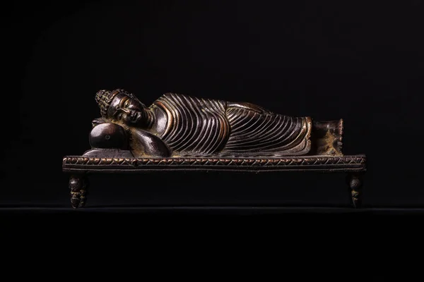 Buda Posición Parinirvana Una Figura Bronce Aislada Sobre Fondo Negro — Foto de Stock