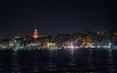 Galata Kulesi, Istanbul 'un Avrupa kısmı ve Körfez Haliç kıyısında gece görünümü
