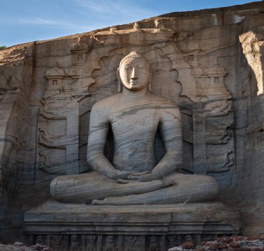 Dhyana mudra oturan Gautama Buddha taş görüntüsü bulunan Gal Vihara yakınındaki Polonnaruwa - Sri Lanka eski başkenti.
