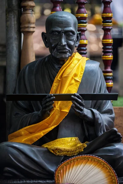 Bronzeskulptur Des Alten Buddhistischen Mönchs Der Antike Texte Eines Tripitaka — Stockfoto