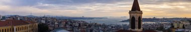 Bell üzerinde hava panoramik manzaralı kule Antuan Kilisesi, Istanbul, Haliç, Haliç Boğaziçi'nin Körfez Merkez ve tarihsel bir parçası gönderdi.
