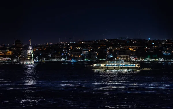 Istanbul Kız Kulesi Yürüyüş Gemi Asya Bir Parçası Gece Yangınlar — Stok fotoğraf