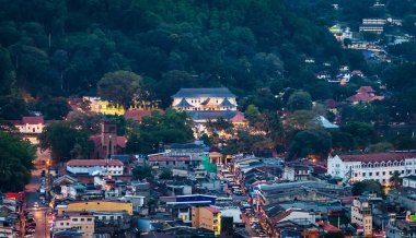 Kandy şehrinin orta kesiminde havadan görünüm