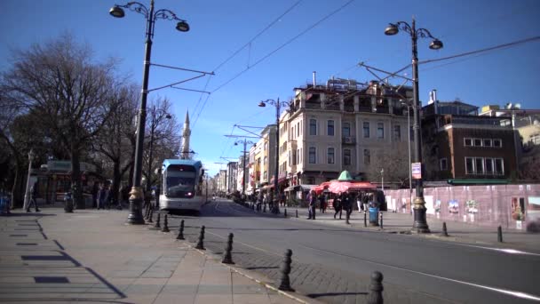 City Milieuvriendelijk Vervoer Hogesnelheids Tram Beweegt Zich Divan Yolu Street — Stockvideo
