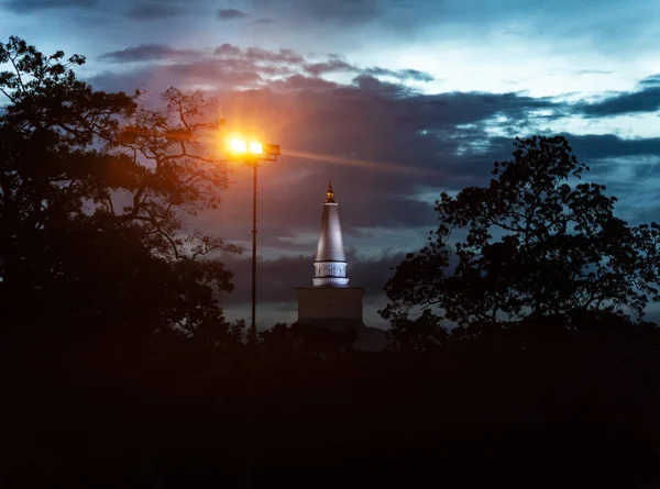 Vârful alb al unei stupa de Ruwanwelisaya și lumina străzii — Fotografie, imagine de stoc
