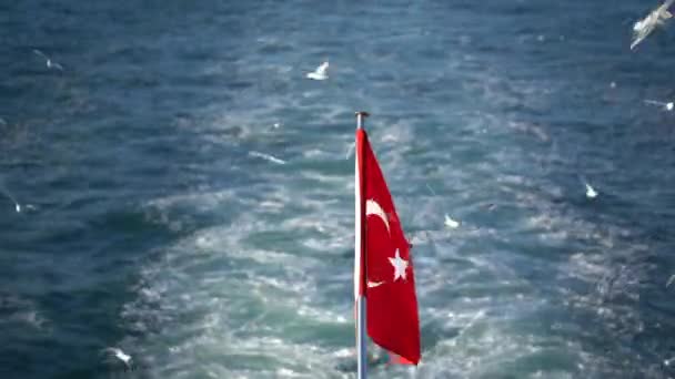 Flagga Det Aktre Turkiska Skeppet Fladder Vinden Blå Vågor Mot — Stockvideo