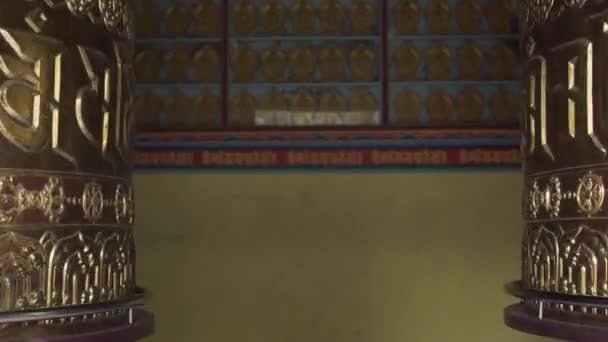 Два Золотых Молитвенных Колеса Мантрами Mani Padme Hum Вращаются Напротив — стоковое видео