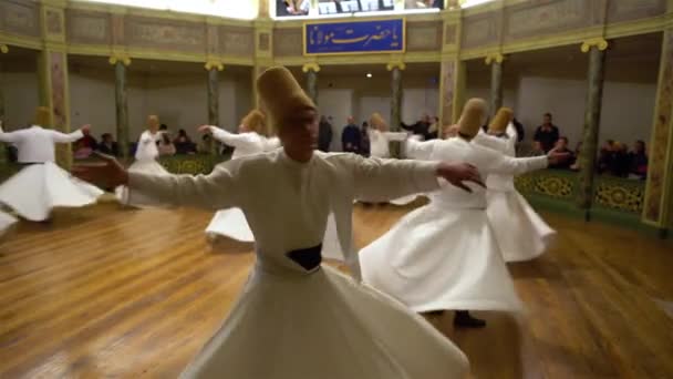 Galata Mevlevihanesi Nde Beyaz Elbiseli Dervişlerin Geleneksel Dansları Sufi Semazen — Stok video