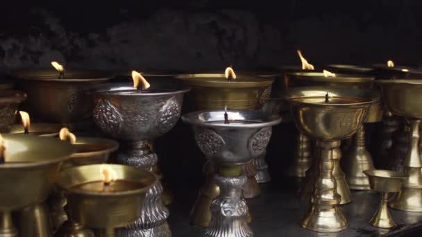 Het Boeddhistische Klooster Zilveren Bronzen Grote Rituele Olielampen Met Dansende — Stockvideo