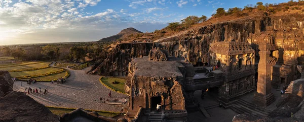 Ellora Mağaraları ve Kailasa tapınağıkompleksinin panoramik manzarası. 