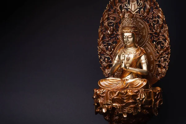 Bodhisattva Guan Yin zittend in de lotuspositie. — Stockfoto