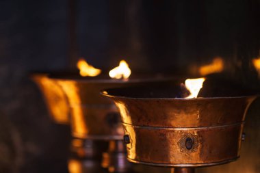 Manastırda tereyağı lambaların yangın.