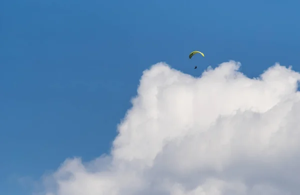 Der einsame Gleitschirmpilot über den Wolken. — Stockfoto