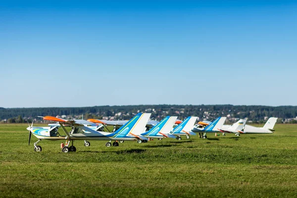 Ljust flygplan stativ på en Lawn av sätter i fält Airfield. — Stockfoto