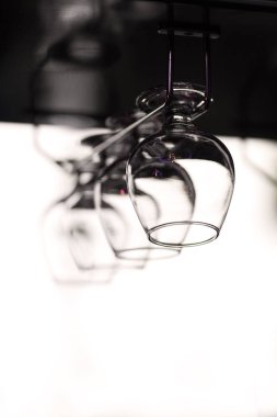 Bir konyak için gözlük restoranda bir bar sayacı üzerinde asılı.