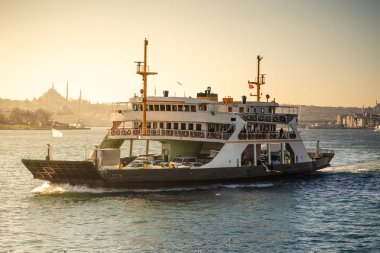 Araba dolu feribot, Boğaz'ın sularında yüzer.