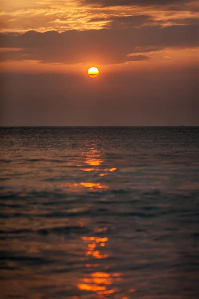 Por do sol pelo oceano — Fotografia de Stock