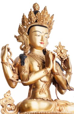 Avalokiteshvara yaldızlı formu beyaz arka plan üzerinde metalden yapılmış
