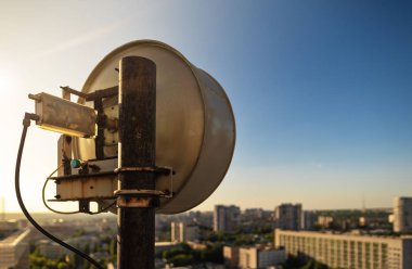Mobil ağ üzerinden bir radyo aktarım hattının anteninin ters tarafı