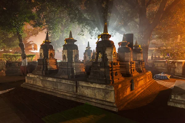 Ступи біля храму Махабоді в променях нічного освітлення.. — стокове фото