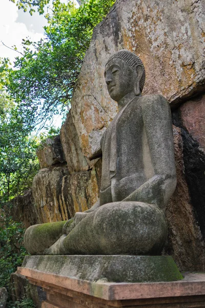 Posąg Buddy siedzący w medytacyjnym spokoju, w Lotosowym Positi — Zdjęcie stockowe
