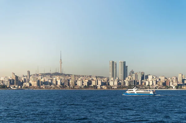 Un barco de recreo flota sobre el telón de fondo del lado asiático de — Foto de Stock