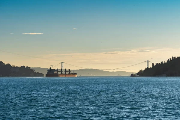 Ein großer Massengutfrachter nähert sich einer Brücke über den Bosporus — Stockfoto