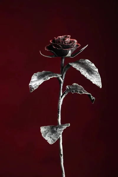 Rosa Vermelha Fina Feita Por Método Forjamento Metal Fundo Vermelho — Fotografia de Stock