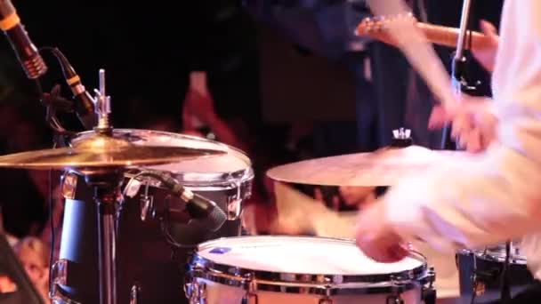 콘서트에서 드럼을 — 비디오