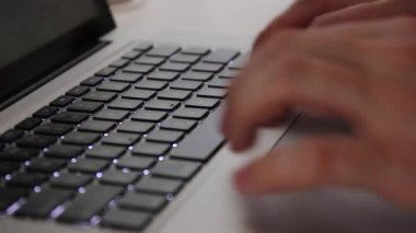 Dizüstü Bilgisayar Klavyesinde Metin Yazdırma