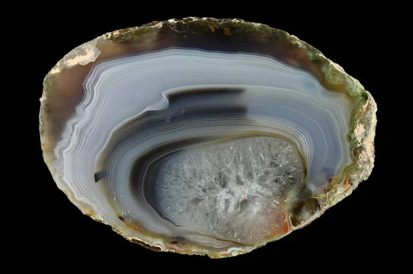 玛瑙的横截面 同心玛瑙 充满石英 可以看到涂有金属氧化物的多色硅环 波兰克拉科夫附近的鲁德诺 图库照片