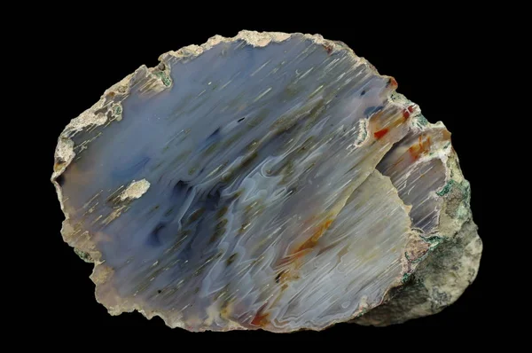 微钟乳石玛瑙 在反向位置 可以看到用金属氧化物着色的多色硅带 波兰克拉科夫附近的鲁德诺 — 图库照片