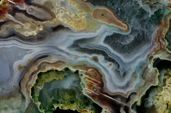 玛瑙的横截面 可以看到用金属氧化物着色的多色硅带 表面碎片的宏观摄影 波兰克拉科夫附近的鲁德诺 免版税图库图片