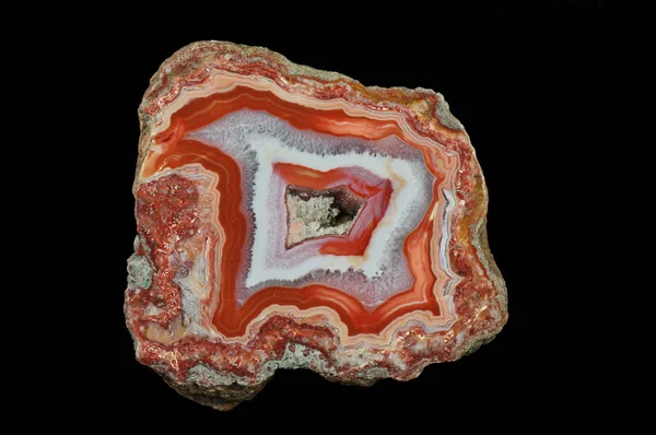 外部部分为红色阴影 在中心灰色 透明的石英 斑块层出现在一些地方 可以看到涂有金属氧化物的多色硅环 摩洛哥阿特拉斯山脉阿古安 图库照片