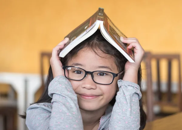 Eğitimsel Okuma Yazma Dünya Kitap Günü Konsepti Gözlüklü Asyalı Kız — Stok fotoğraf