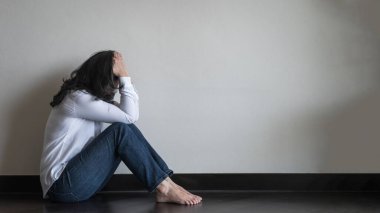 Panik atak geçiren kadın, stresli depresif duygusal kişi zihinsel sağlık hastalığı, baş ağrısı ve migren ev zemininde duvara yaslanmış durumda. # Ben de (ben de) konsept.