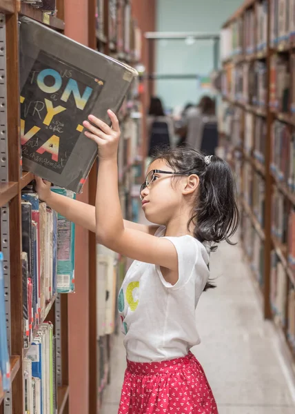 Diáklány Gyerek Iskolai Könyvtárban Könyveket Választ Olvasásra Osztályteremben Könyvespolcról — Stock Fotó