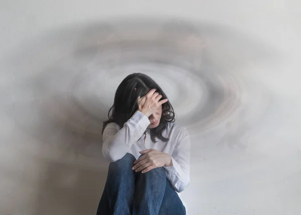 Baş dönmesi ve baş dönmesi olan kadın hastada baş dönmesi, iyi huylu paroksismal konum vertigosu (BPPV), migren, heachache, 