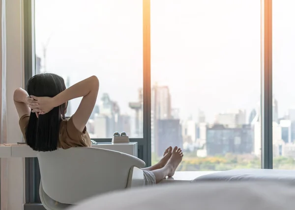 Rahat Bir Otel Odasında Dinlenen Genç Bir Kadının Yaşam Kalitesi — Stok fotoğraf