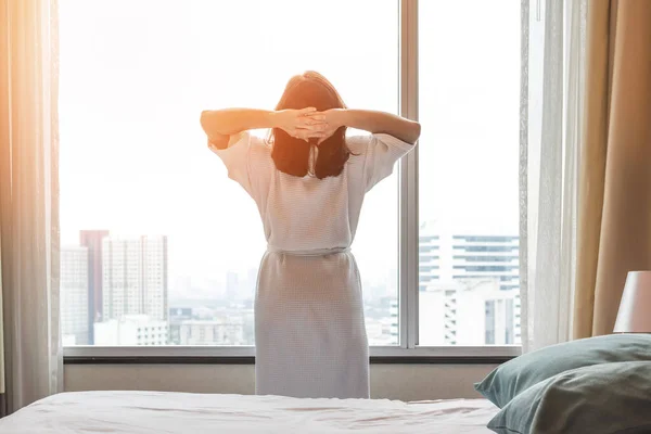 Жінка Легкого Життя Азії Прокидається Від Хорошого Сну Вихідні Ранку — стокове фото